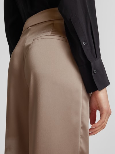 Jake*s Cocktail Regular Fit Bundfaltenhose aus Satin mit Paspeltasche am Gesäß Taupe 3