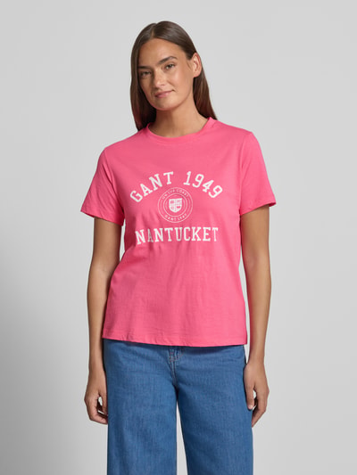 Frauenmodel trägt T-Shirt mit Label-Print von G-Star Raw in Pink, reine Baumwolle, Regular Fit, Rundhalsausschnitt, Ganzkörperansicht von vorne.