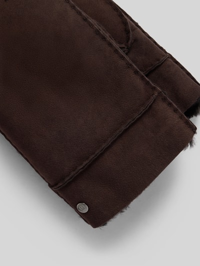 Produktfoto, Handschuhe aus echtem Lammfell Modell 'Bergen' von Roeckl, dunkles Braun, weiche Textur, Ziernähte, Label-Detail sichtbar