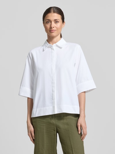 Kobiece modelka nosi Regular Fit Hemdbluse im Halbarm-Design model 'Netti' od Soyaconcept, mieszanka materiałów z bawełną, kolor biały, kołnierzyk koszulowy, długość tyłu w rozmiarze S: 58 cm, długość rękawów: 37 cm, widok z przodu na całą sylwetkę.