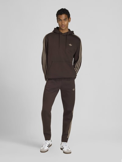 adidas Originals Bluza z kapturem o kroju relaxed fit z mieszanki bawełny Ciemnobrązowy 1