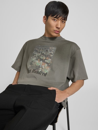 Männermodel trägt Relaxed Fit T-Shirt mit Foto-Print von WON HUNDRED aus reiner Baumwolle, Rundhalsausschnitt, Logo-Print, Nahaufnahme Oberkörper.