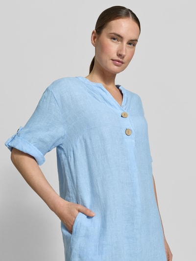 Frauenmodel trägt Tunikakleid aus Leinen mit V-Ausschnitt Modell 'Ki44ra' von ZABAIONE, hellblau, Knopfleiste, Ärmel mit Aufschlag, Nahaufnahme Oberkörper. Rückenlänge 95 cm, Brustweite 50 cm, Ärmellänge 26 cm bei Größe S, Gerader-Schnitt.