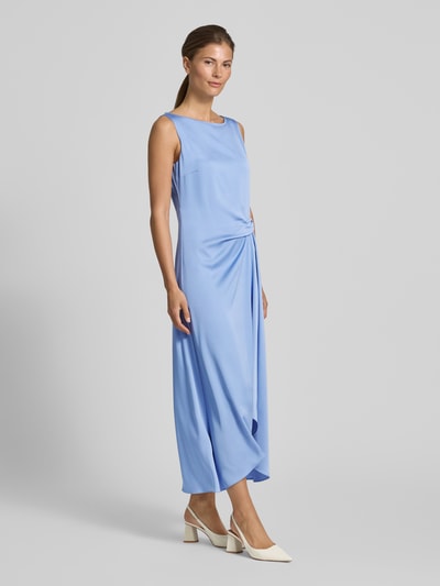 Frauenmodel trägt Cocktailkleid mit asymmetrischem Saum von Vera Mont in Hellblau, Taillierter Schnitt, Midikleid, U-Boot-Ausschnitt, Raffung an der Taille, Rückenreißverschluss, Rückenlänge bei Größe 36: 128 cm, Brustweite bei Größe 36: 45 cm, glatte Textur, Ganzkörperansicht von vorne.