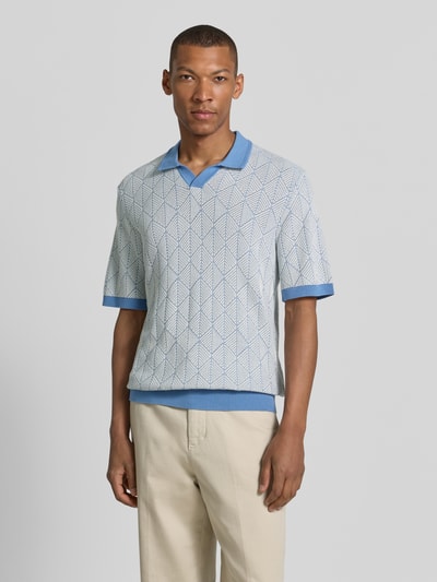 Männermodel trägt Slim Fit Poloshirt in Strick-Optik Modell 'Blake' von Jack & Jones Premium, Reine Baumwolle, kurzärmelig, Ganzkörperansicht von vorne.