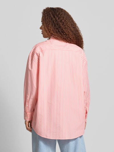 Frauenmodel trägt Oversized Hemdbluse aus Baumwoll-Mix von Tommy Jeans in Optik: Unifarben, Pastellrosa mit Streifen, Popeline-Textur, Ganzkörperansicht Rückansicht.