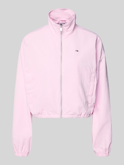Produktfoto, Relaxed Fit Blouson mit Taillenbändern von Tommy Jeans in hellrosa, einfarbig, Stehkragen, Reißverschluss, lange Ärmel, elastische Bündchen, seitliche Eingrifftaschen mit Druckknopf, Logo-Stitching, glatte Textur