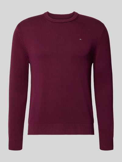 Produktfoto, Slim Fit Pullover aus reiner Baumwolle von Tommy Jeans, bordeauxfarben, Strickoptik, Rundhals, Logo-Detail, Strukturmuster