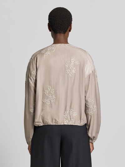 Frauenmodel trägt Blouson aus Viskose-Mix mit Motiv-Stitching Modell 'Ta44mika' von ZABAIONE, beige, lockerer Schnitt, Ganzkörperansicht Rückansicht.