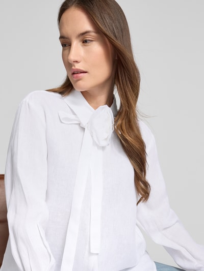 Frauenmodel trägt Hemdbluse mit Knopfleiste Modell 'SEDITORE' von Marella aus reinem Leinen in Weiß, lockerer Schnitt, Nahaufnahme Oberkörper.
