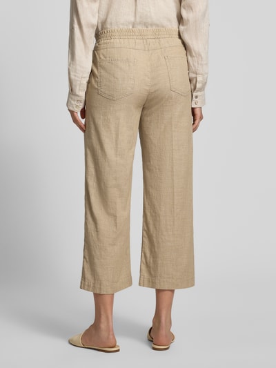 Männermodel trägt kuloty z bawełny model 'Linn' od Angels, krój loose fit, wpuszczane kieszenie, beżowy, marszczony pas, długość wewnętrzna nogawki 64 cm, szerokość w rozmiarze 36/26: 40 cm, tył, całkowity widok