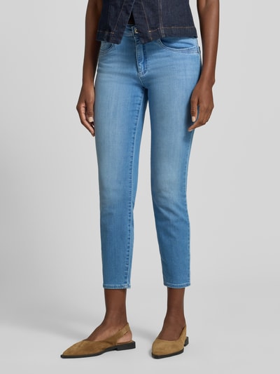 Kobiece model prezentuje Slim Fit Jeans aus Baumwoll-Mix Modell 'SHAKIRA' od Brax, stylizowana na denim, krój slim fit, średni stan, naszywka z logo, szlufki na pasek, zapięcie na guzik i zamek błyskawiczny, mieszanka bawełny, jasny niebieski odcień, gładka tekstura, całkowity widok z przodu