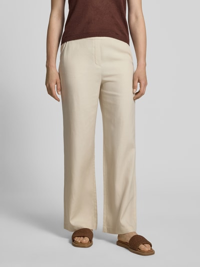 Frauenmodel trägt Stoffhose aus Lyocell-Mix mit elastischem Bund von Comma, Relaxed-Fit, Gesäßtasche, Beige, Nahaufnahme Oberkörper. Bundweite 39 cm, Innenbeinlänge 78 cm bei Größe 36/32.