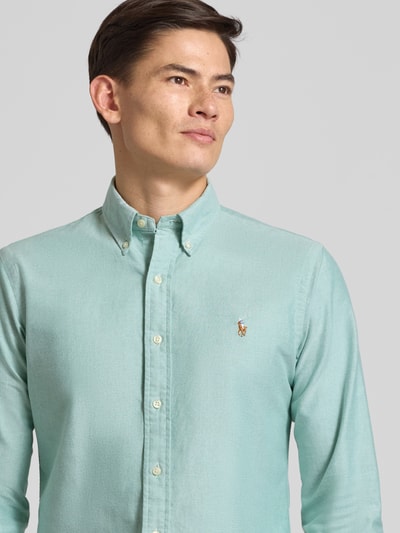 Männermodel trägt Freizeithemd mit Knopfleiste von Polo Ralph Lauren in Mintgrün, reine Baumwolle, Regular Fit, Nahaufnahme Oberkörper.