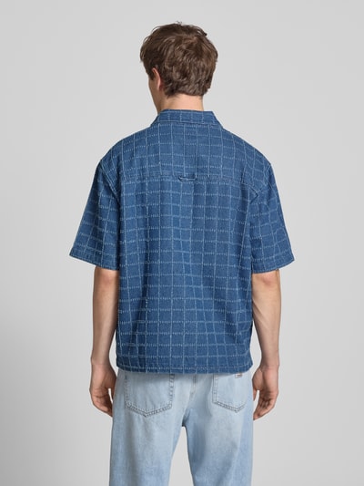 Männermodel trägt Oversized Freizeithemd in Denim-Optik Modell 'Elton' von Redefined Rebel, reine Baumwolle, Rückenansicht, Ganzkörperansicht Rückansicht.