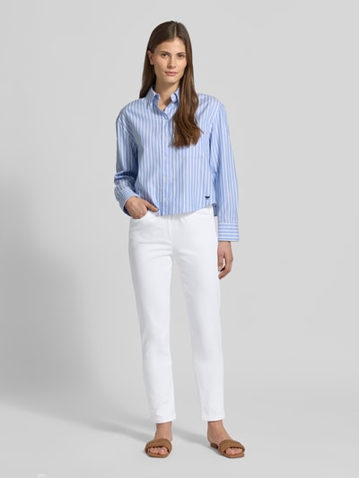 Frauenmodel trägt weiße Straight Fit Jeans mit Lyocell-Anteil Modell 'Pamina' von Raphaela By Brax, Baumwoll-Lyocell-Mix, Eingriff- und Gesäßtaschen, elastischer Bund, Ganzkörperansicht von vorne.