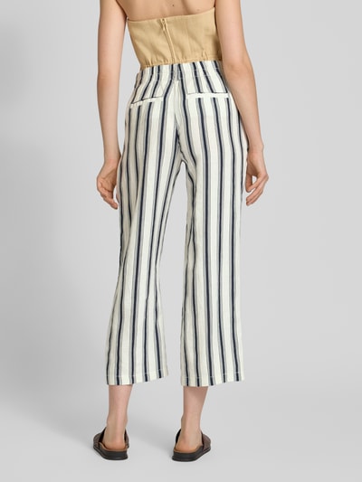 Frauenmodel trägt Straight Fit Leinenhose in verkürzter Passform von Christian Berg Woman mit blau-weißen Streifen, Reine Leinen, Knopf- und Reißverschluss, Bundweite bei Größe 36: 39 cm, Innenbeinlänge 66 cm, Ganzkörperansicht Rückansicht.