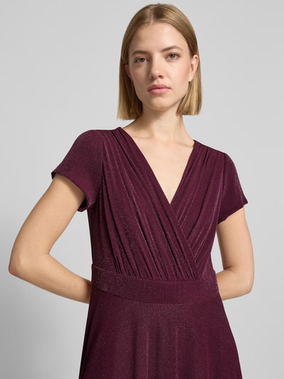 Frauenmodel trägt Tailliertes Cocktailkleid mit V-Ausschnitt von Vera Mont in Dunkelviolett mit feiner Glitzerstruktur, Nahaufnahme Oberkörper.