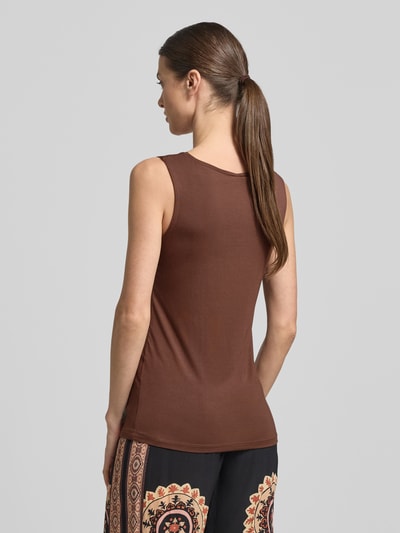 Frauenmodel trägt Top mit V-Ausschnitt Modell 'Marica' von Soyaconcept, Braunton, Lyocell-Elasthan-Mix, Slim-Fit, Rückenlänge 60 cm, Ganzkörperansicht Rückansicht.