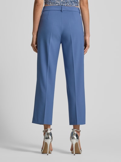 Frauenmodel trägt Wide Fit Stoffhose mit Viskose-Anteil Modell 'Olessa' von Raffaello Rossi in Blau mit Bügelfalten, Ganzkörperansicht Rückansicht.