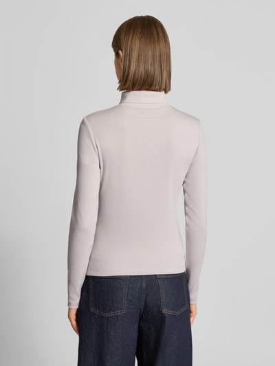 Frauenmodel trägt Slim Fit Langarmshirt aus Baumwoll-Mix von Calvin Klein Jeans, hellgrau, glatte Textur, Ganzkörperansicht Rückansicht.