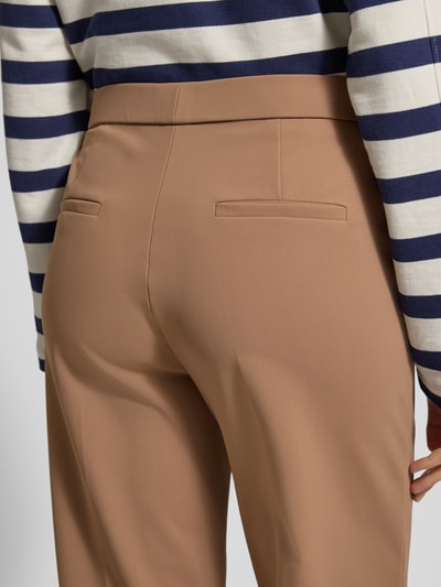 Frauenmodel trägt Stoffhose mit elastischem Bund Modell 'RENEE' von Raffaello Rossi im Material-Mix mit Stretch-Anteil, Bundfalten, französische Eingrifftaschen und Gesäßtaschen, Gerader-Schnitt, Detailaufnahme Rückansicht.