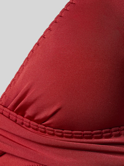 Frauenmodel trägt Bikini-Oberteil mit abnehmbaren, verstellbaren Trägern von WATERCULT, Material-Mix mit Stretch-Anteil, Nahaufnahme Oberkörper.