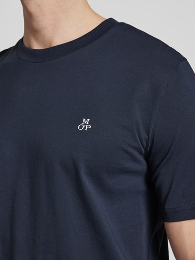 Männermodel trägt Regular Fit T-Shirt Set im 2er-Pack von Marc O'Polo, dunkelblau, unifarben, Logo-Print, Nahaufnahme Oberkörper