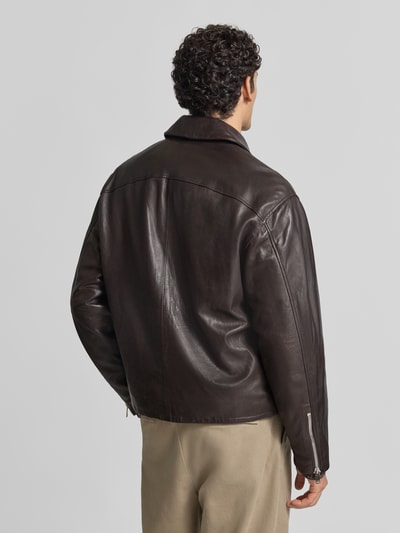 Männermodel trägt Regular Fit Jacke in Leder-Optik mit Umlegekragen von DRYKORN, dunkelbraun, strukturierte Oberfläche, Ganzkörperansicht Rückansicht.