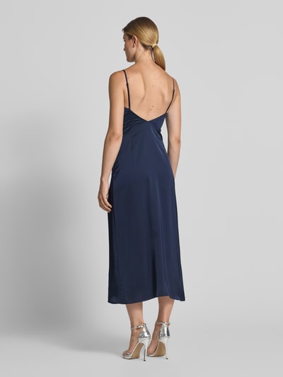 Frauenmodel trägt Abendkleid aus Satin Modell 'RAVENNA' von VILA in dunkelblau, gerader Schnitt, Midikleid, Ganzkörperansicht Rückansicht.