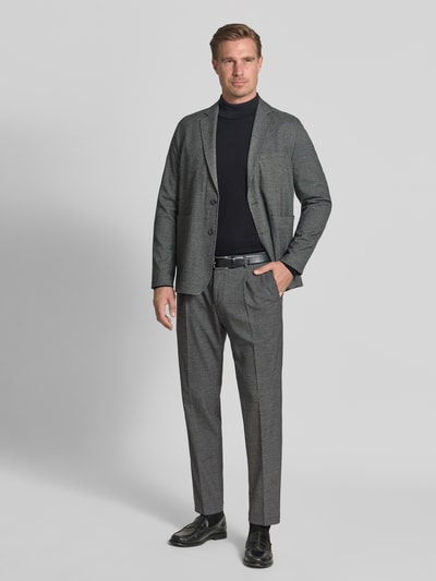 Männermodel trägt Regular Fit 2-Knopf-Sakko Modell 'MONACO' von CINQUE, grauer Material-Mix, schlichte Struktur, Ganzkörperansicht von vorne, Herren 2-Knopf-Sakko mit Reverskragen und aufgesetzten Taschen.