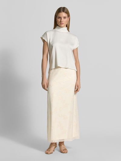 Frauenmodel trägt Leicht ausgestellter Maxi-Rock mit Unterrock Modell 'TRITON' von MAX&Co., Optik: Unifarben, floral, Pailletten-Applikation, Mesh-Material, Maxi-Länge, blickdichter Unterrock, Ganzkörperansicht von vorne.