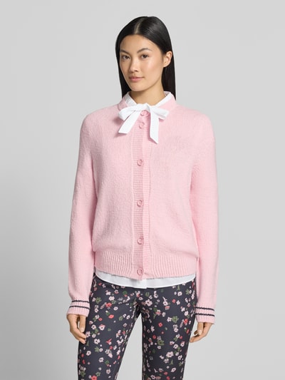 Modelka nosi Regular Fit Cardigan aus Baumwoll-Mix in Strick-Optik von Marc Cain, mieszanka bawełny, krój regular fit, imitacja dzianiny, okrągły dekolt, listwa guzikowa, długość tyłu w rozmiarze 36: 56 cm, długość rękawów w rozmiarze 36: 62 cm, jasnoróżowy kolor, przód, całe ciało