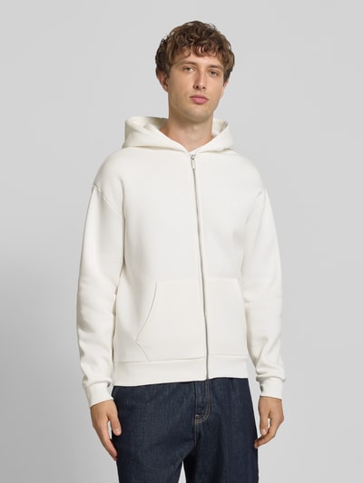 Männermodel trägt Regular Fit Sweatjacke mit Känguru-Tasche von REVIEW in Weiß, Baumwoll-Mix, Reißverschluss, Kapuze, Ganzkörperansicht von vorne