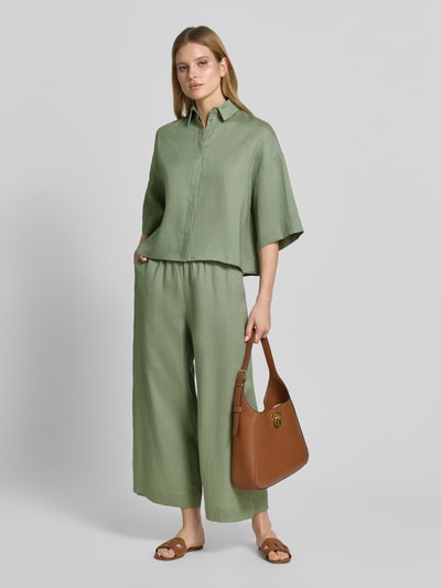 Frauenmodel trägt Boxy Fit Leinenbluse mit 3/4-Arm Modell 'RITO' von MM by Max Mara, reines Leinen, Hemdblusenkragen, Ganzkörperansicht von vorne.