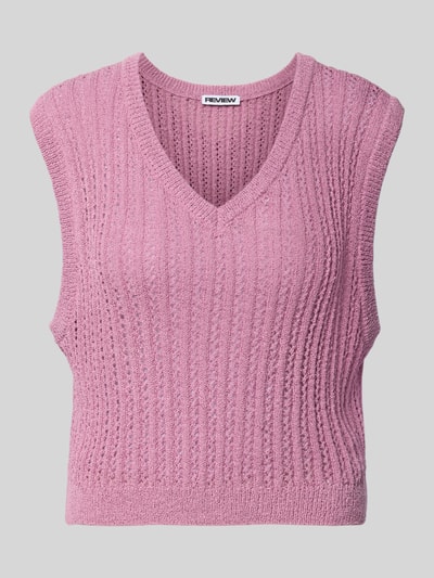 Produktfoto, Top in Strick-Optik von Review in Rosa mit Lochstickerei, V-Ausschnitt, gerader Schnitt, sichtbare Rippenstruktur