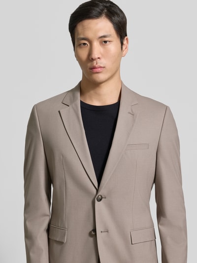 Männermodel trägt Super Slim Fit Anzugsakko aus Woll-Mix Modell 'ARTI' von HUGO in Optik: Unifarben, Nahaufnahme Oberkörper.