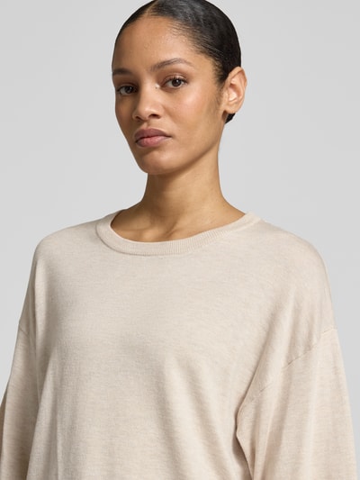 Vrouwenmodel draagt gebreid shirt van viscosemix Model 'Conny' van FREE/QUENT in relaxed fit, ronde hals, dames, nahaufnahme bovenlichaam.