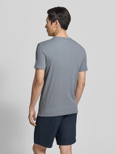 Männermodel trägt Regular Fit T-Shirt aus Baumwoll-Mix von JAKE*S STUDIO MEN in Grau, Kurzärmelig, Henley-Ausschnitt, Rückenlänge 69 cm, Ganzkörperansicht Rückansicht.