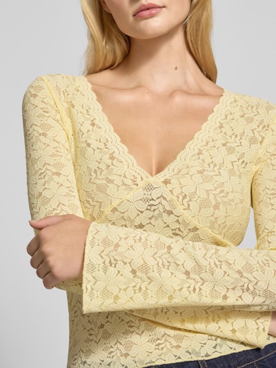 Gina Tricot Longsleeve aus Spitze mit V-Ausschnitt Hellgelb 3