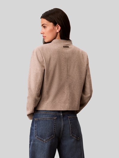 Calvin Klein Womenswear Regular Fit Kurzblazer mit Label-Patch  Hellbraun 5