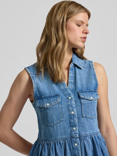 Kobiece modelka nosi Tailliert Jeanskleid aus reiner Baumwolle Modell 'CYRUS' von Only, denim, krój taliowany, mini, bez rękawów, V-dekolt, guziki, materiał bawełna, zdjęcie: zbliżenie na górę ciała
