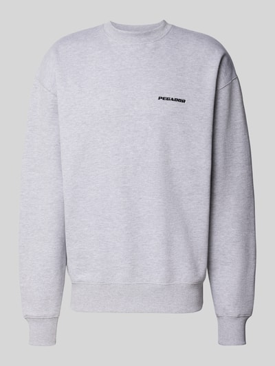 Produktfoto, Relaxed Fit Sweatshirt aus Baumwoll-Mix von PEGADOR in Hellgrau mit Logo-Stickerei, gerippten Bündchen, überschnittenen Schultern