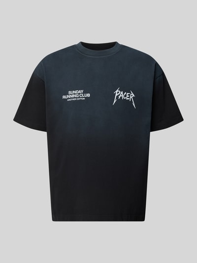 Produktfoto, Herren T-Shirt mit Statement-Print Modell 'SRC® Pacer' von ANOTHER COTTON LAB aus Reine Baumwolle, Boxy-Fit, Gerippter Rundhalsausschnitt, dunkler Farbverlauf, klare Linien, Rückenlänge bei Größe M 69 cm.