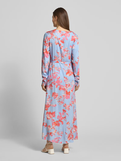 Frauenmodel trägt Maxikleid mit Bindegürtel Modell 'Sicca' von mbyM in Blau mit rosa-orangen Blumen, Viskose, Ganzkörperansicht Rückansicht.