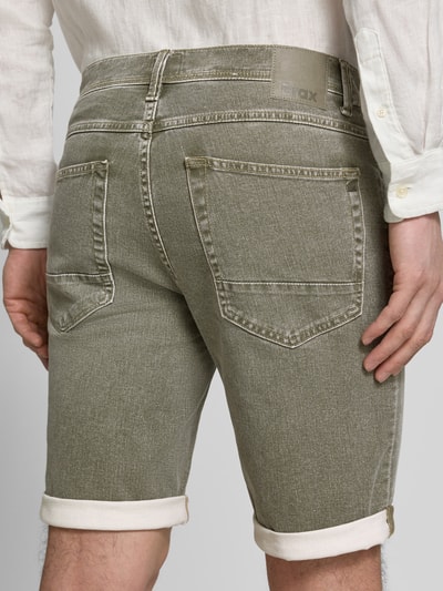 Männermodel trägt Regular Fit Jeansshorts aus Baumwoll-Mix von Brax, Optik: Unifarben, 5-Pocket-Design, Ganzkörperansicht Rückansicht.