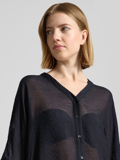 Frauenmodel trägt Relaxed Fit Bluse aus Viskose-Mix mit V-Ausschnitt von Comma, dunkelblau, Knopfleiste, 3/4-Arm, Nahaufnahme Oberkörper.