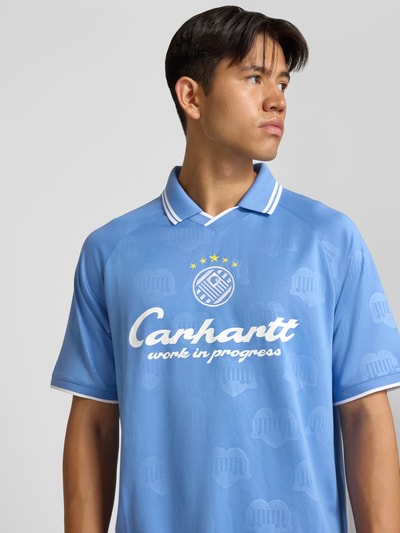 Männermodel trägt hellblaues Funktionsshirt mit Logo Modell 'Terrace' von Adidas, Regular Fit, Rundhalsausschnitt, Oberkörperansicht von vorne. Rückenlänge bei Größe M: 71 cm.