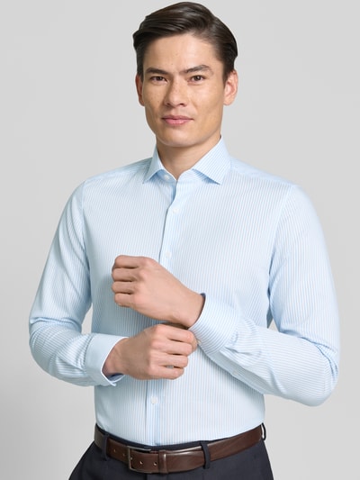 Męski model nosi Slim Fit Business Hemd mit Kentkragen von OLYMP Level Five z bawełny, krój slim fit, listwa guzikowa, z długim rękawem, długość tyłu w rozmiarze 40: 79 cm, szerokość ramion w rozmiarze 40: 40 cm, długość rękawów w rozmiarze 40: 87 cm, jasnoniebieskie paski, tekstura gładka, widok przód, ujęcie talii
