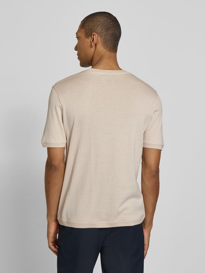 Mężczyznamodel nosi Regular Fit T-Shirt mit Rundhalsausschnitt Modell 'Badi' von CINQUE, bawełna, krój regular fit, widok całej sylwetki od tyłu.
